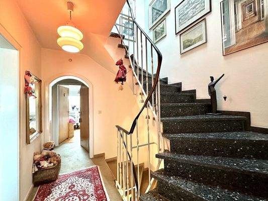 Flur OG mit Treppe zum Dachstudio