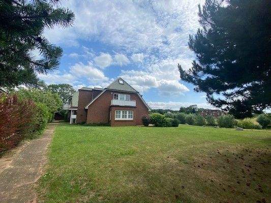 Mehrfamilienhaus mit großzügigem Grundstück