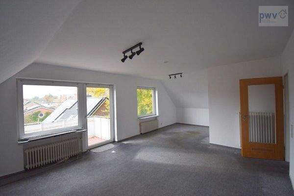 Wohn- und Essbereich mit Balkon