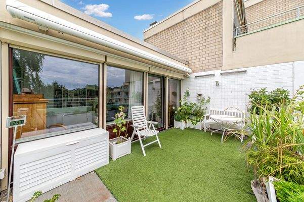 Große Terrasse mit elektrischer Markise