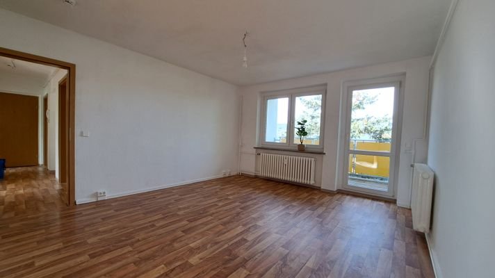 Wohnzimmer mit Balkon