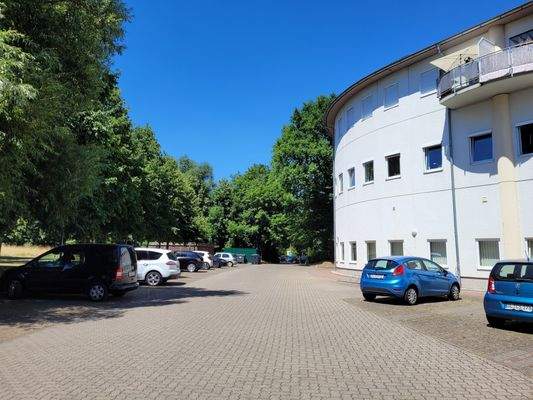 Außenansicht mit Parkplatz Richtung Westen.jpg