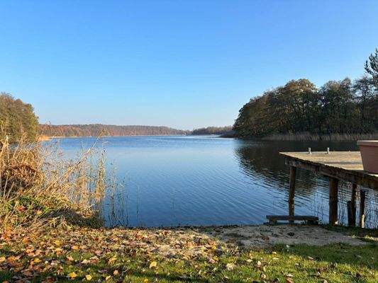 Grundstück, eigener kleiner Strand am Badesee