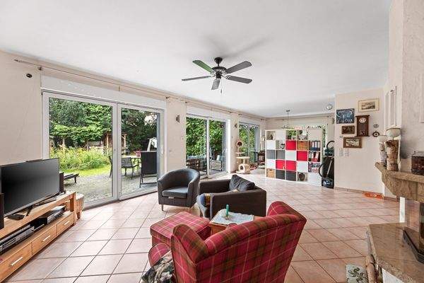 Heller Wohnraum mit Gartenblick