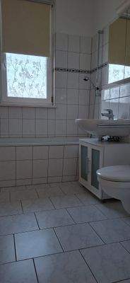 Bad mit Wanne und Fenster