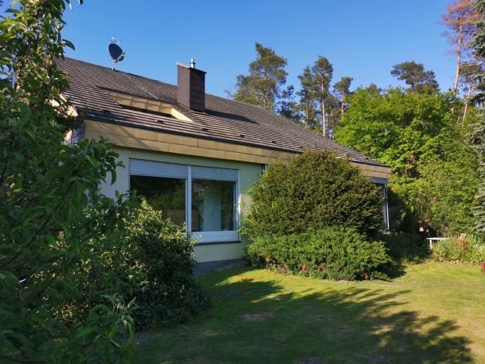 Geräumiges Haus mit 5 vollen und 3 halben Zimmern (2mal Abstellraum und Wintergarten), großen Garten, Bestlage direkt am Wald, in Erlangen-Tennenlohe