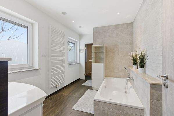 Badezimmer mit Wanne und Sauna