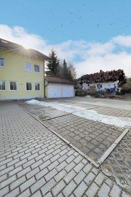 Stellplätze und angebaute Doppelgarage