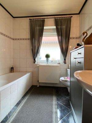 Bad mit Dusche und Wanne