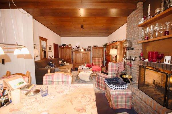 Wohnzimmer mit Kamin