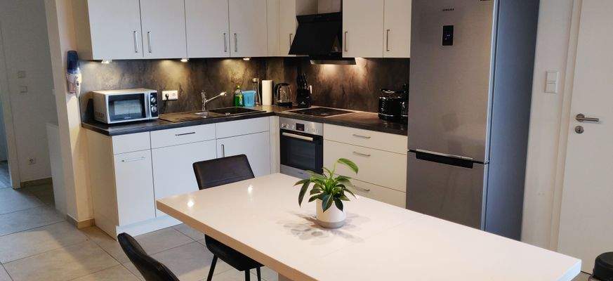 Einbauküche und Essbereich