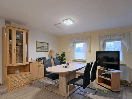 Schrankwand, Esstisch und TV