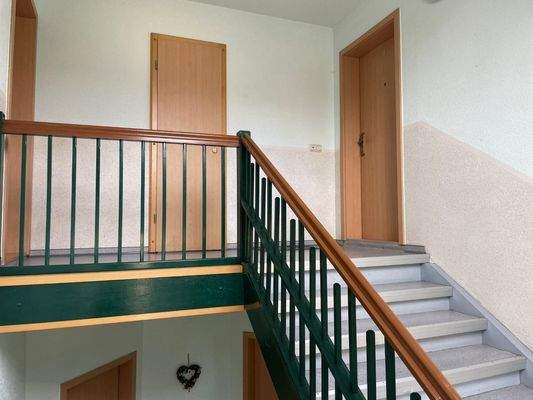 Treppenhaus mit Wohnungstür rechts