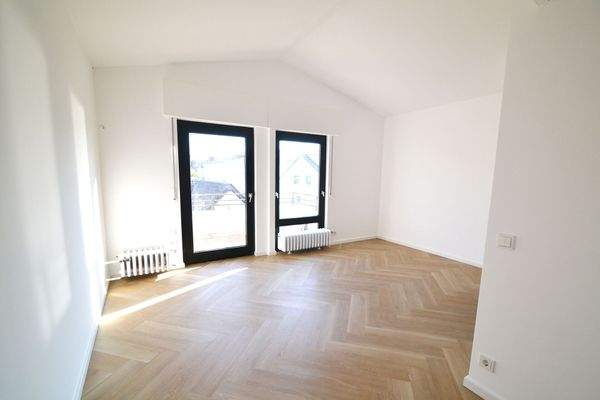 Teilansicht Schlafzimmer mit Balkonzugang