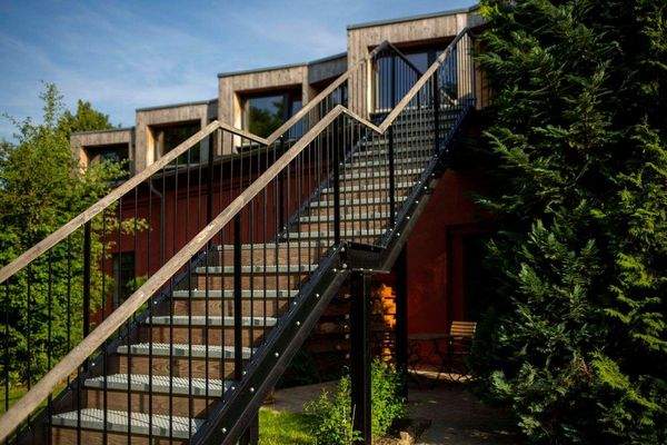Außentreppen mit Holzhandläufen