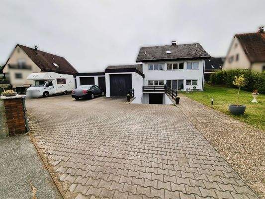 Zufahrt mit Garagen und Vorplatz