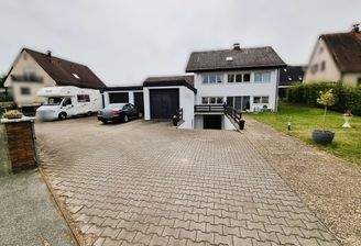 Zufahrt mit Garagen und Vorplatz