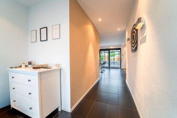 Großzügiger Eingangsbereich mit Gäste-WC und Garderobe