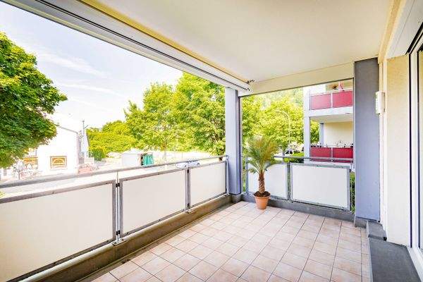 ...auf den überdachten Balkon mit Markise...