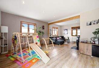 Geräumiges Wohnzimmer