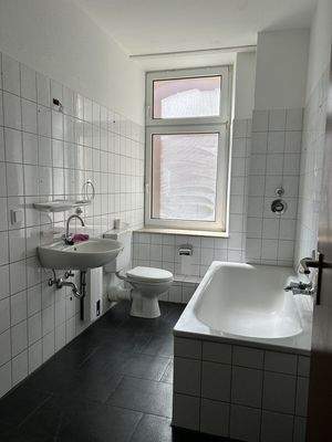 Tageslichtbad mit Wanne