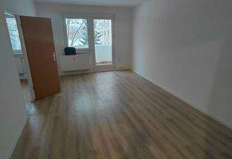 Leerer Raum mit Holzboden