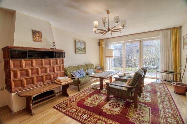 Wohnzimmer mit Kachelofen