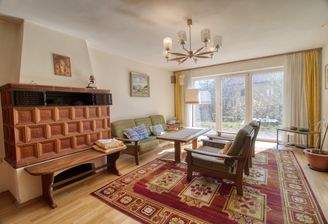 Wohnzimmer mit Kachelofen