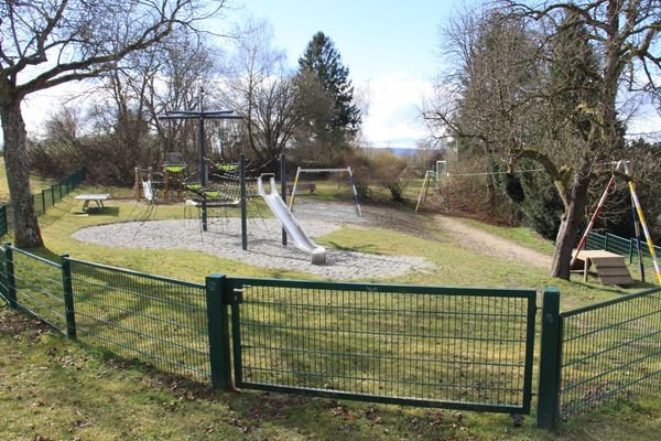 Kinderspielplatz nebenan