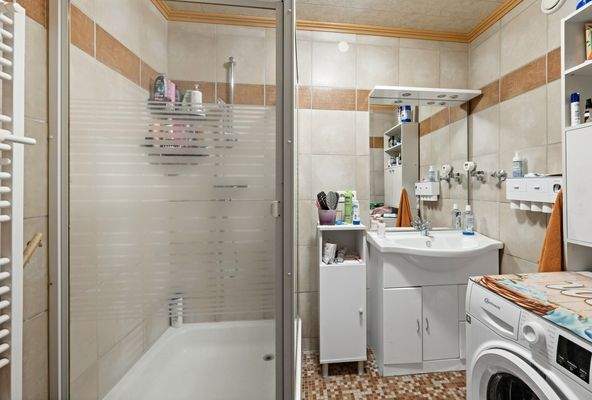 Badezimmer mit Dusche