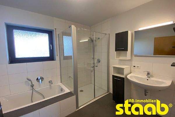 Tageslichtbad mit Wanne und Dusche