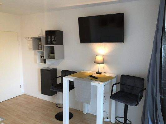 Smart-TV und Bartisch