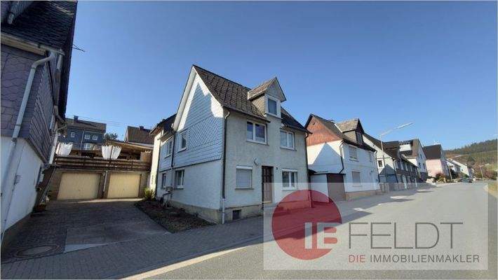 Seitliche Ansicht auf die Einfahrt