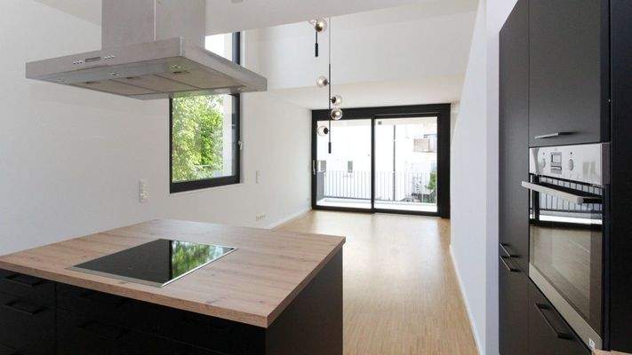 Küche mit moderner Einbauküche und Kochinsel