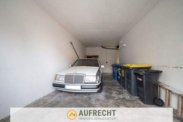 Garage und Durchgang zum Innenhof