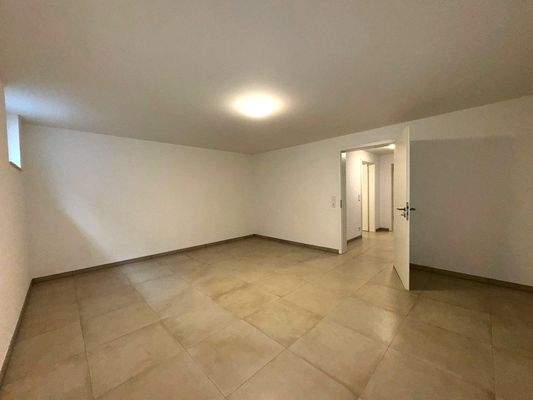 Basement: Hobby room with floor heating