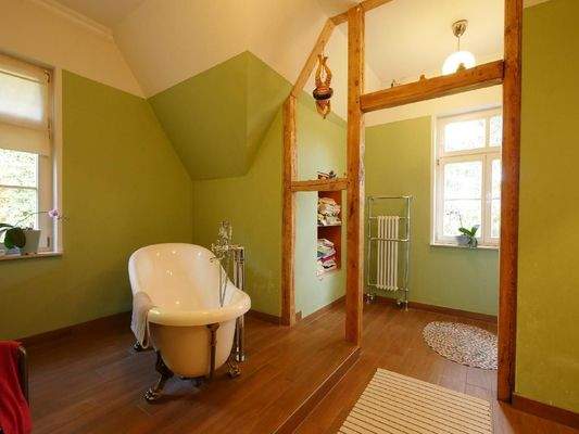  OG | BADEZIMMER - Befensterung nach zwei Seiten