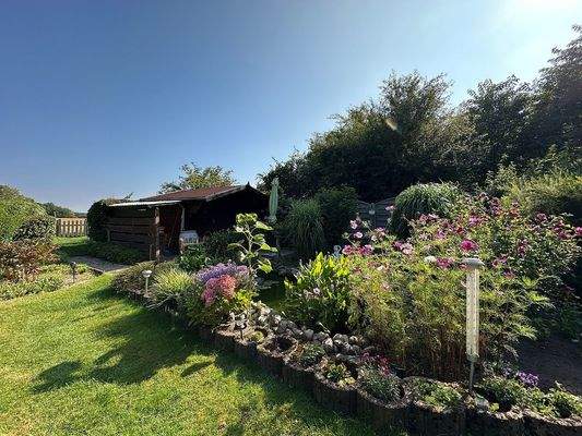hinterer Garten mit Gartenhütte