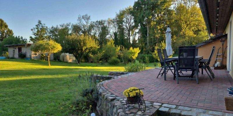 Terrasse mit Blick in den Garten