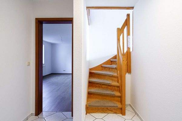 Flurbereich 1. Ebene und Treppe zur 2. Ebene