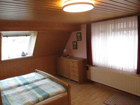 Og.Recht Schlafzimmer.JPG