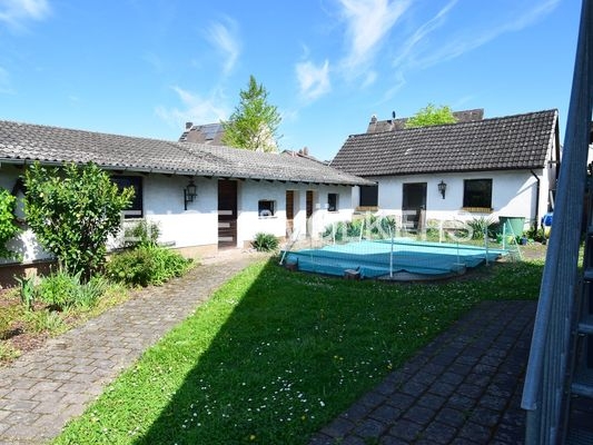 mit Pool für warme Sommertage