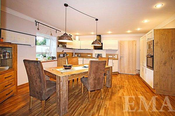 Küche mit Einbauküche