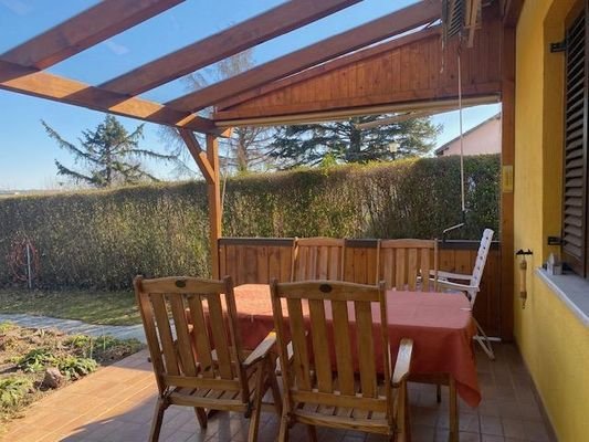 Überdachte, geschützte Terrasse