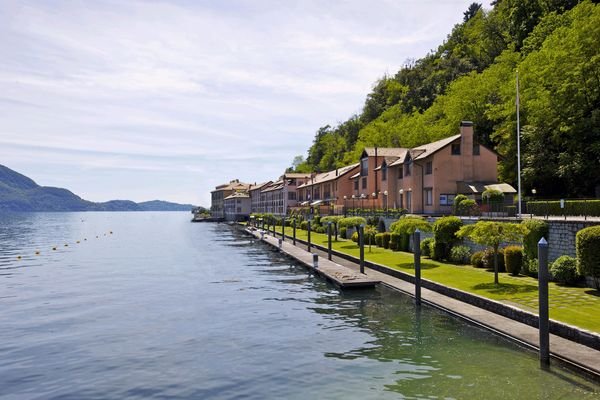 Ansicht der Residenz mit davor liegendem Seegarten