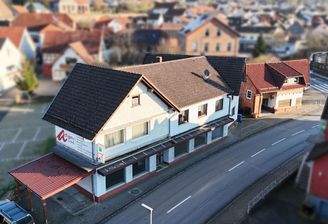 Außenansicht mit Gewerbeeinheit