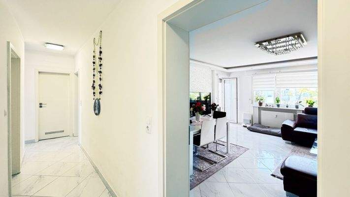Flur mit Blick ins Wohnzimmer