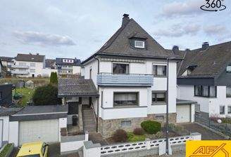 Großes Zweifamilienhaus mit zwei Garagen