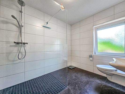 Duschbad mit Fenster im EG