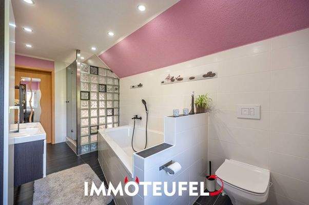 mit Dusche und Wanne